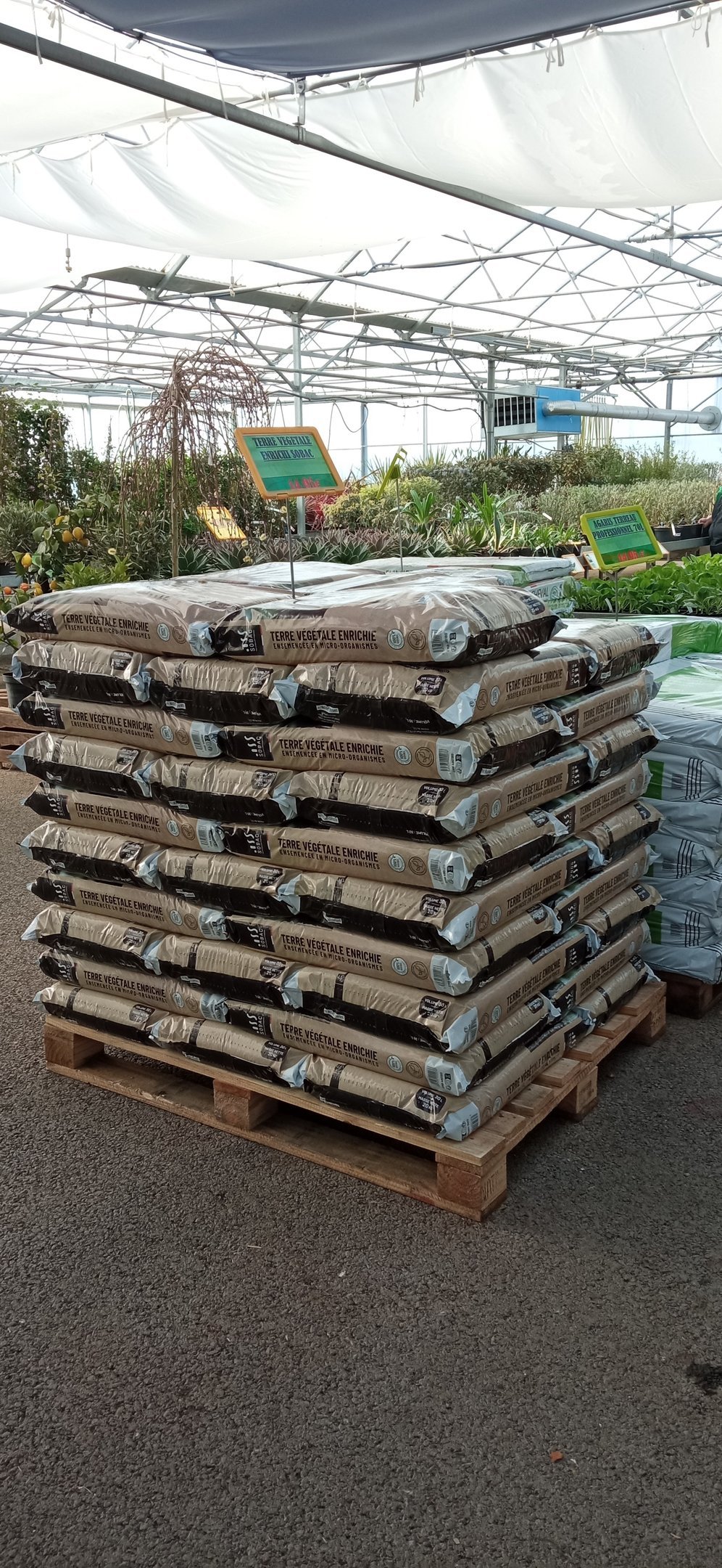 Pile de sacs de terraux dans une jardinerie